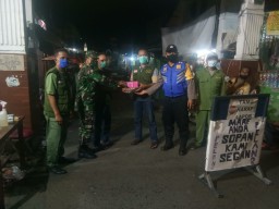 Babinsa 0816/01 Serka Suparno beri motivasi para relawan di cek point di Kelurahan Celep.