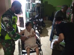 Peltu Mujianto mendampingi penyaluran BLT DD Desa Barengkrajan Kecamatan Krian