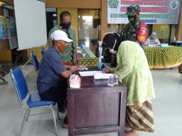 Babinsa Dampingi Penyaluran BLT-DD Pada Warga Terdampak Covid-19 Desa Kalidawir Kec Tanggulangin Kab Sidoarjo