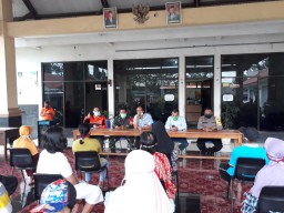Babinsa 0816/12 Prambon bersama Babinkamtibmas dampingi Pemdes salurkan BST