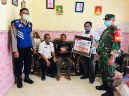 Dampingi Pemdes, Babinsa Koramil 0816/12 Prambon salurkan BLTDD ke warga miskin