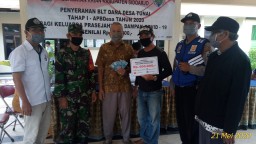 Pelda Khoiri Babinsa Koramil 0816/09 Krian dampingi Pemdes Ponokawan salurkan BLT DD tahap pertama