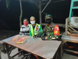Putus rantai penyebaran Covid-19, Babinsa Koramil 0816/12 Prambon Pelda Jufri Umar rutin melaksanakan patroli