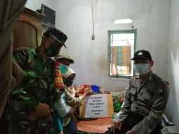 Peduli Warga Kurang Mampu, Babinsa Ramil 0816/11 Tarik dan Babinkamtibmas Dampingi Pemdes Menyerahan BLT Tahap 1 Di Desa Sebani
