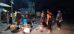 Keharmonisan Forkopimka Kecamatan Jabon Bagikan Nasi Bungkus Ke Masyarakat