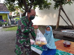 Babinsa Kodim 0816/ 01 Sidoarjo Pelda Sutikno berikan paket sembako