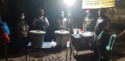 Babinsa Koramil 0816/12 Prambon Sertu Dampar bersama Kades Temu Salikan tinjau Posko Check Point Lawan Covid-19 Desa Temu