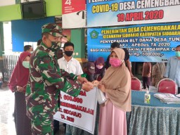 Babinsa 0816/01 sertu A Yanis pendampingan pembagian BLT DD di desa Cemengbalan sidoarjo