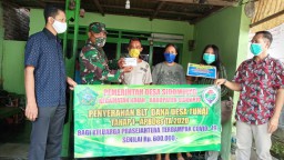 Babinsa Serma Ach. Saifi terjun langsung dampingi penyaluran BLT DD tunai tahap pertama di desa Binaanya Desa Sidomulyo.
