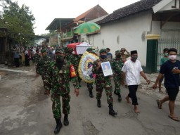 Wujud Kepedulian Sesama, Danramil 0816/11 Tarik Beserta Anggota Laksanakan Takziyah Di Desa Binaan