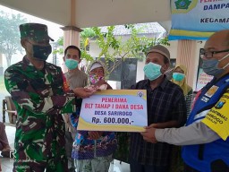 Putus rantai penyebaran Covid-19,Babinsa Koramil 0816/12 Prambon Komsos dengan relawan