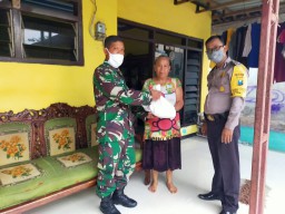 Babinsa dan Babinkamtibmas Prambon sisihkan gaji untuk belikan sembako untuk warga