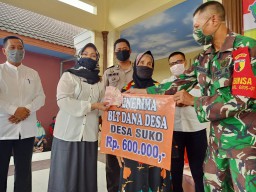 Serma Muhlis Babinsa 0816/01 desa Suko bagikan BLT dana desa