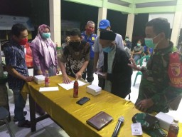 Desa Sidorejo salurkan BLT DD kepada warga terdampak Covid-19 dengan pendampingan Babinsa dan Babinkamtibmas