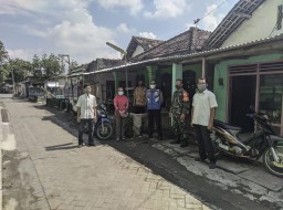 Babinsa Koramil 0816/12 Prambon melaksanakan pengawasan isolasi mandiri terhadap warga