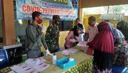 Babinsa Dampingi Penyaluran Kartu Keluarga Sejahtera KKS Pada Warga Desa Kalidawir Kec Tanggulangin Kab Sidoarjo