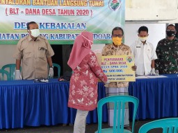 Pendampingan Babinsa koramil porong Pada Pembagian BLT Desa Kebakalan kecamatan porong