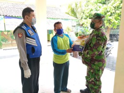 Danramil 0816/07Krembung bagikan Sembako kepada warga