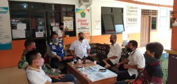 Babinsa Peltu Mujianto dan Babinkamtibmas laksanakan himbauan dan sosialisasi bahaya covid 19 tahap 3 tiga bersama Puskesmas Barengkrajan.