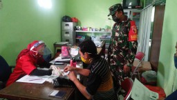 Anggota Ramil 0816/07 Krembung Dampingi Penyaluran BANSOS JPS Dari Provinsi Jatim