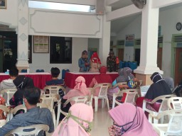 Babhinsa koramil 0816/18 Sedati dampingi penyaluran dana Jaring pengaman Sosial dari provinsi jatim