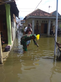 Babinsa Koramil 06/ Tanggulangin Sertu Khoirul Anam Monitoring Warga Yang Terkena Banjir