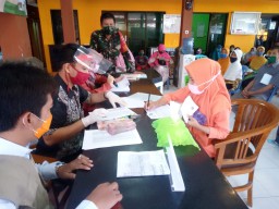 Babinsa Koramil 0816/03 Buduran Dampingi Pembagian Bantuan Jaring Pengaman Sosial JPS