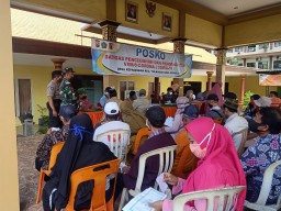 Seluruh Babinsa Koramil 0816/05 Tulangan Dampingi Pembagian Bansos JPS Kecamatan Tulangan