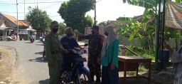 Koramil 0816/07 Krembung Babinsa Ikut Laksanakan Kegiatan Check Point di Desa binaanya,