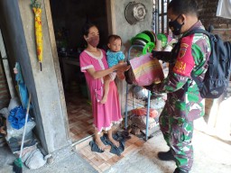 Babinsa Koramil 0816/13 Wonoayu bagikan Beras ke Warga Binaannya
