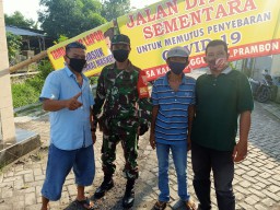 Babinsa Koramil 0816/12 Prambon dampingi Relawan di Pos Check Point Lawan Covid-19