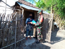 Babinsa Ramil 0816/07 Krembung Bagikan Beras ke Warga Binaan.