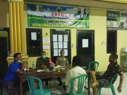Cegah virus Covid-19, Babinsa 0816/12 dampingi Relawan di posko kampung tangguh