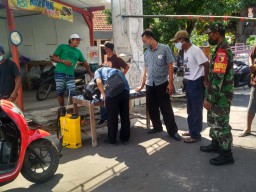 Babinsa Koramil 0816/11 Tarik, Intensifkan Memantau Cek Point Di Desa Kemuning Sebagai Sarana Komsos
