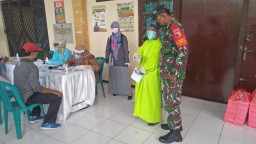 Babinsa 0816/03 Buduran Dampingi warganya Rapid Tes di GOR Delta Surya