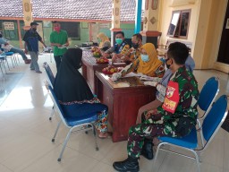 Babinsa Koramil 0816/12 Prambon bersama Babinkamtibmas salurkan BLT-DD tahap kedua kewarga miskin terdampak Covid-19