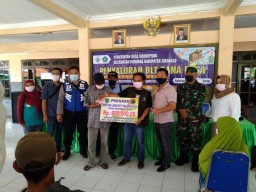 Babinsa Koramil 0816/03 Buduran Dampingi Pembagian Bantuan BLT DD