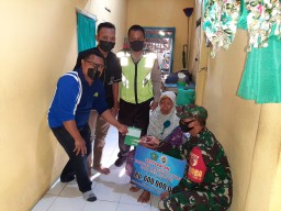 Babinsa Koramil 0816/12 Prambon dampingi Pemdes bagikan BLT