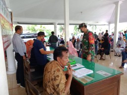 Babinsa Desa Jemirahan Jabon, Kawal Pendistribusian Bantuan Langsung Tunai