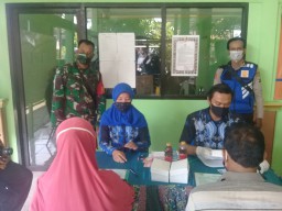 SERTU FATEKURROHMAN ANGGOTA KORAMIL 18 SEDATI DAMPINGI PEMDES DESA KALANGANYAR BAGIKAN BST KEMSOS TAHAP II.