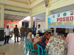 Babinsa Koramil 0816/12 Prambon dampingi pemdes penyaluran BLT dari Pemerintah