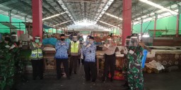 Koramil 17 Gedangan bersama Tiga Pilar Kawal Penertiban Pasar Gedangan