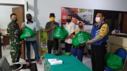 BABINSA - BHABINKAMTIBMAS KOTA SIDOARJO AWASI PEMBAGIAN SEMBAKO WARGA