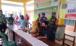 Babinsa Koramil 06/Tanggulangin Dampingi Penyaluran BPTD Pada Warga yang Kurang Mampu dan Terdampak Pandemi Covid-19 Desa Putat Kec Tanggulangin Kab Sidoarjo