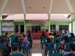 Babinsa Koramil 0816/11 Tarik Dan Babinkamtibmas Pantau Jalanya Pembagian Bantuan Desa Gempolklutuk