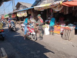 Kapten INF Siswanto bersama seluruh anggota Koramil 0816/09 Krian bagi bagi masker gratis di Pasar Krian.