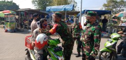 Danramil dan Kapolsek Buduran Mendampingi Anggotanya bagi bagi Masker di Pasar Sono Buduran