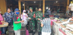 CEGAH WABAH COVID-19 KORAMIL 0816/01 KOTA SIDOARJO BERSINERGI DENGAN POLSEK KOTA SIDOARJO BAGIKAN MASKER GRATIS KEPADA MASYARAKAT