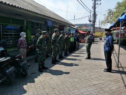 Danramil 0816/07 Bersama Forkompimka melaksanakan Pembagian Masker gratis di Pasar Krembung.