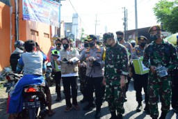 Bagikan Masker Gratis, Forkopimda Sidoarjo Ajak Masyarakat terapkan disiplin protokol kesehatan di Era New Normal